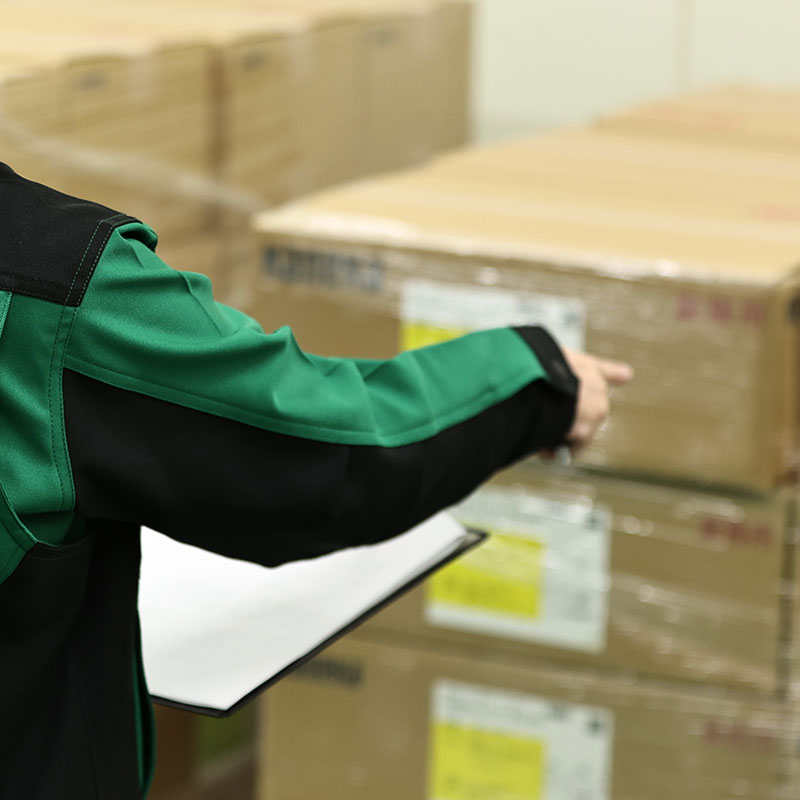 商品を指差し確認するスタッフ