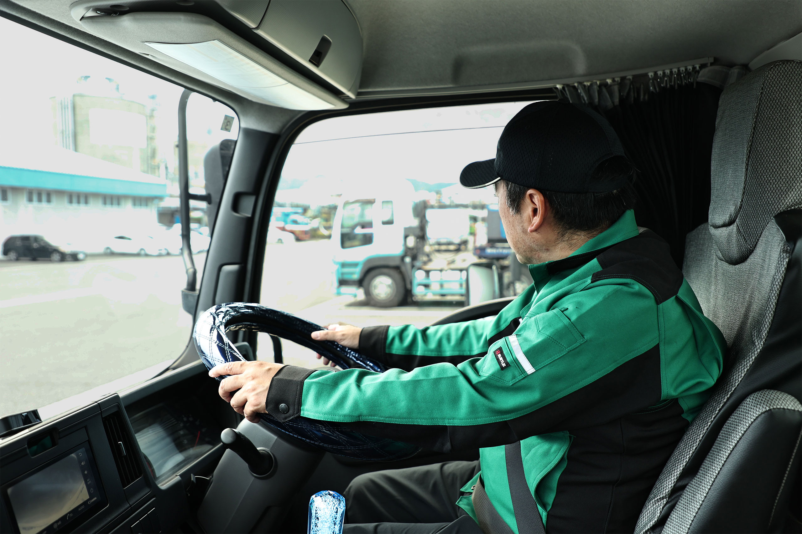 トラックを運転するドライバー