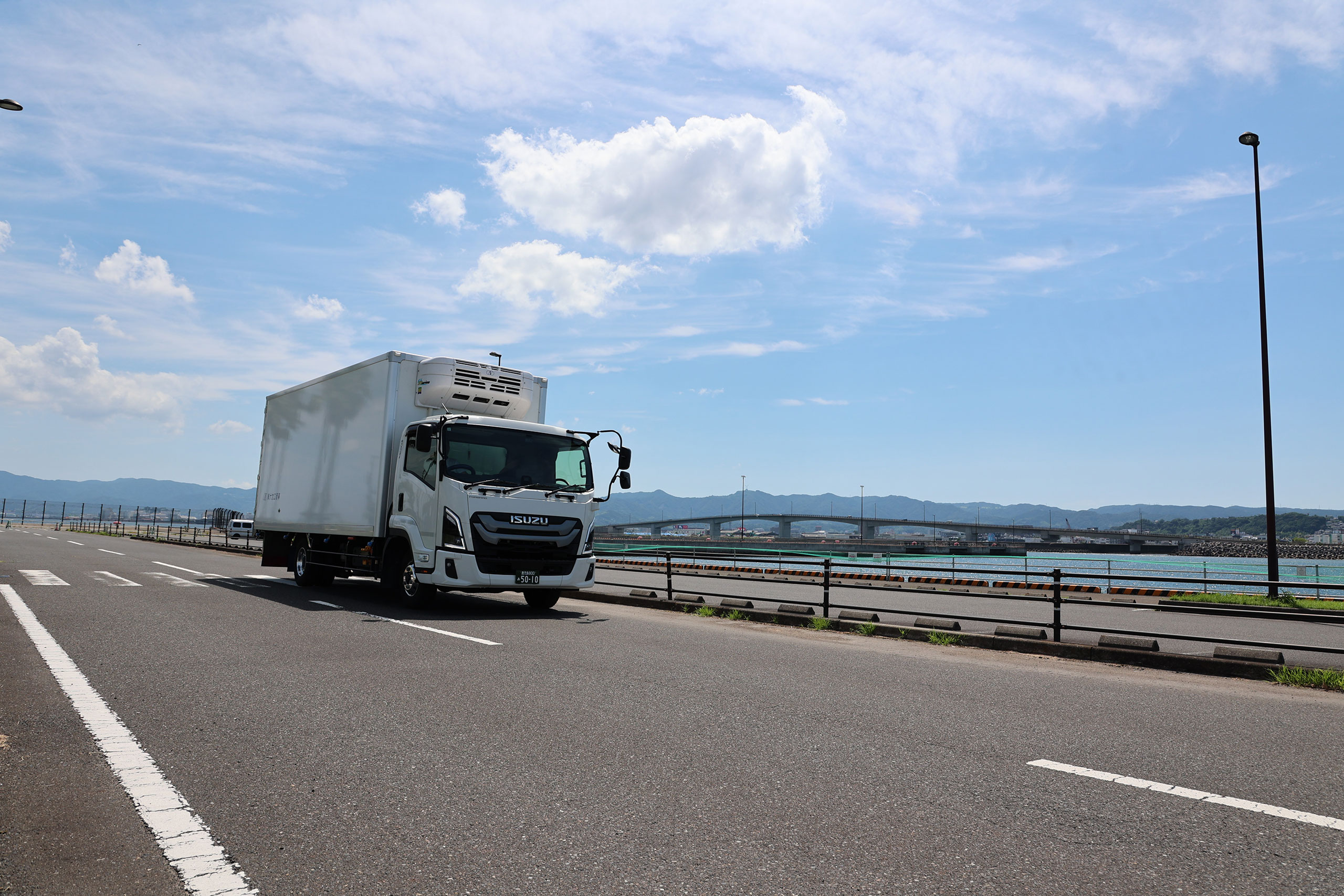 道路を走るトラック